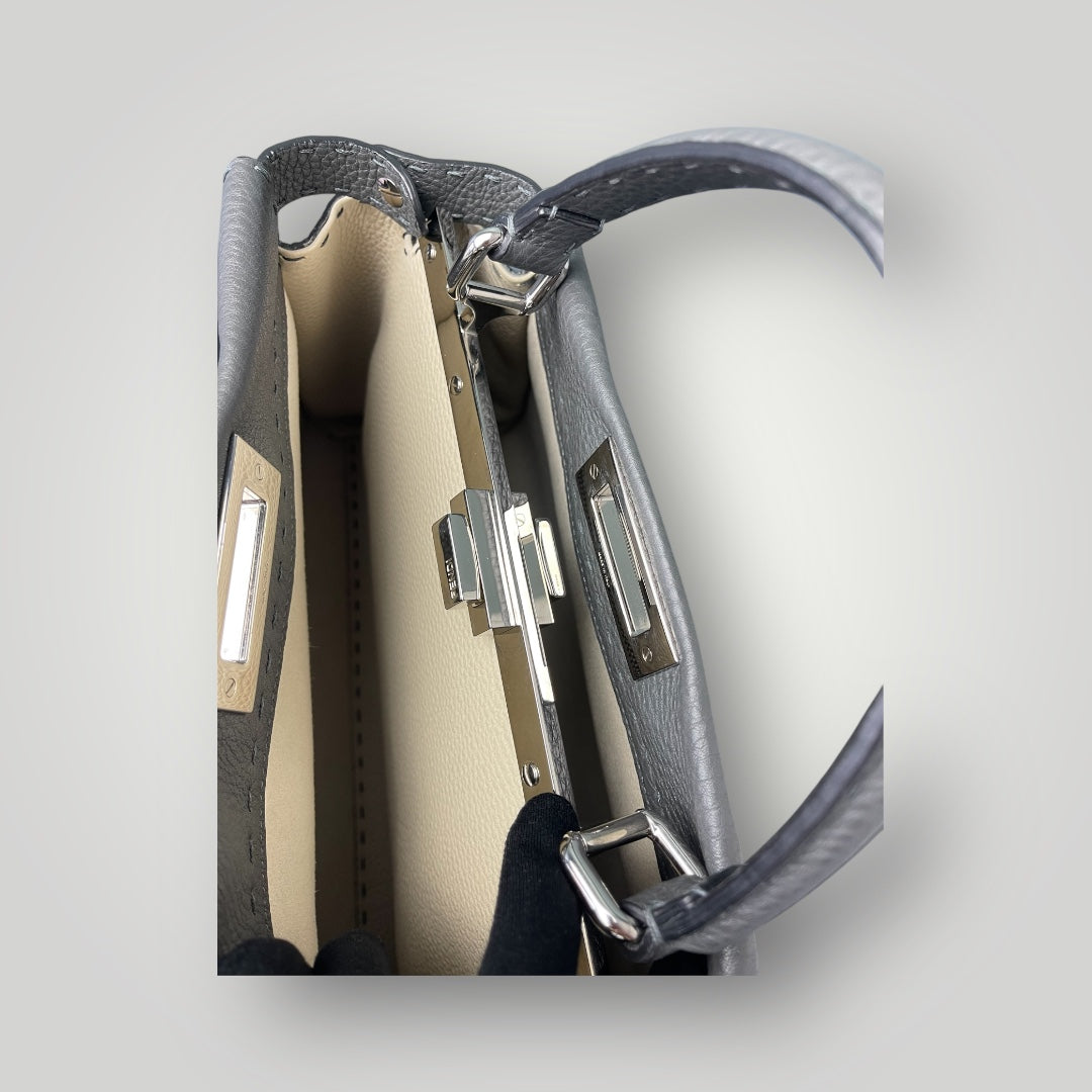 Pre-Owned Fendi Peekaboo Top Handle Bag-Medium